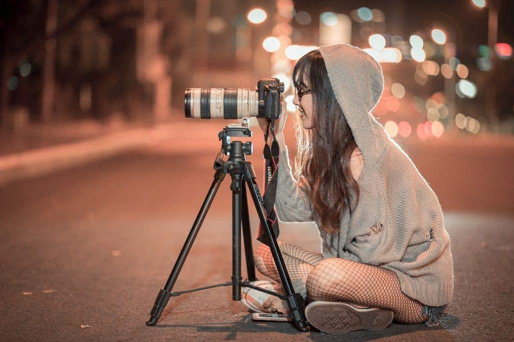 Frau fotografiert bei Nacht Bild für Instagram Stories